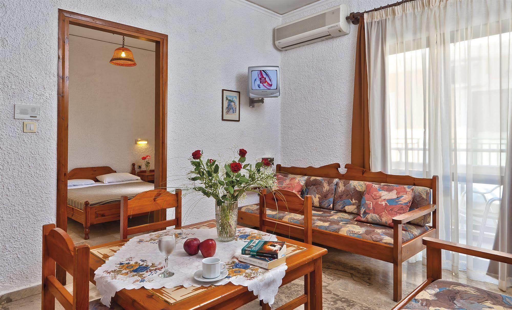 Lia Beachfront Apartments Stalós Dış mekan fotoğraf